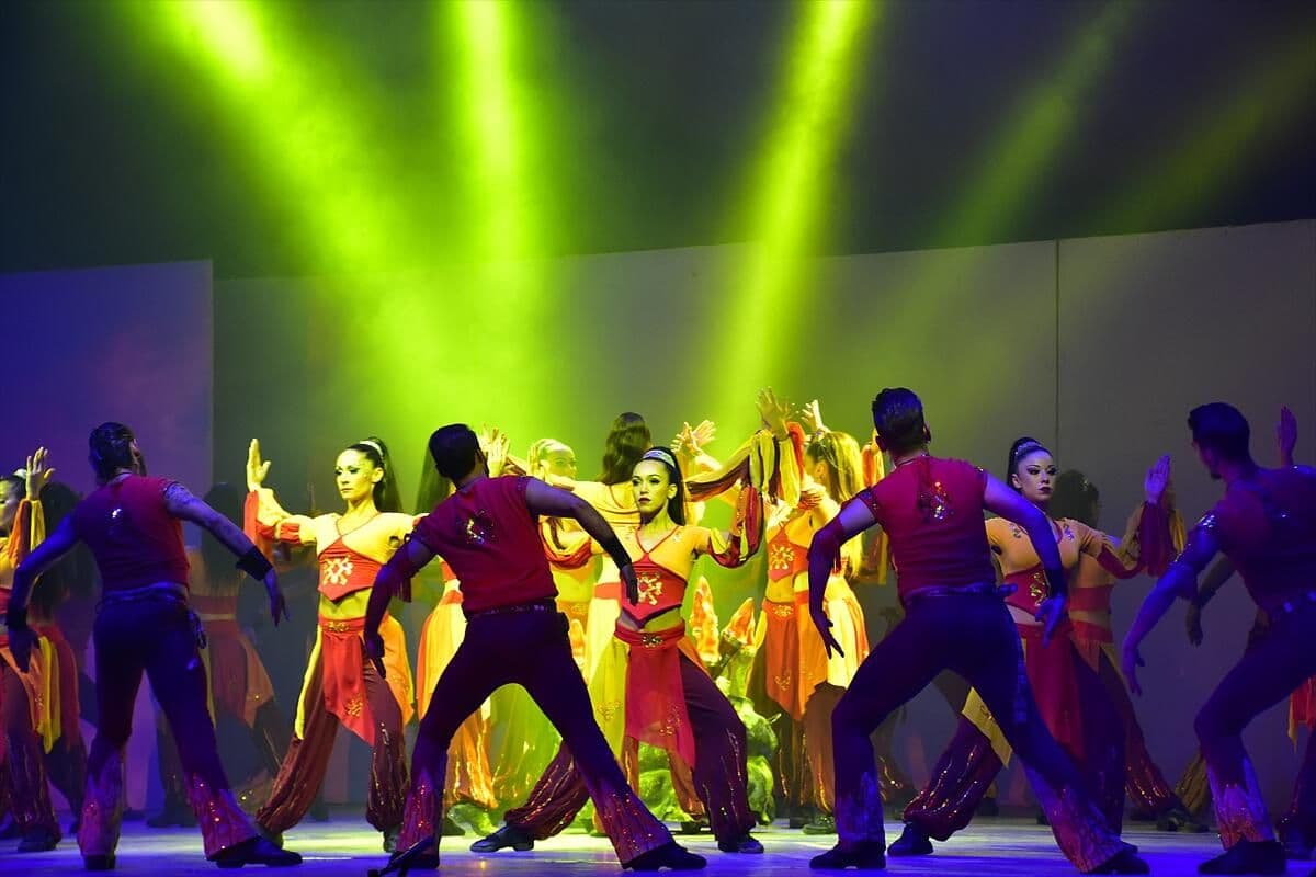 Legends Gece Gösterisi (Light Show)
